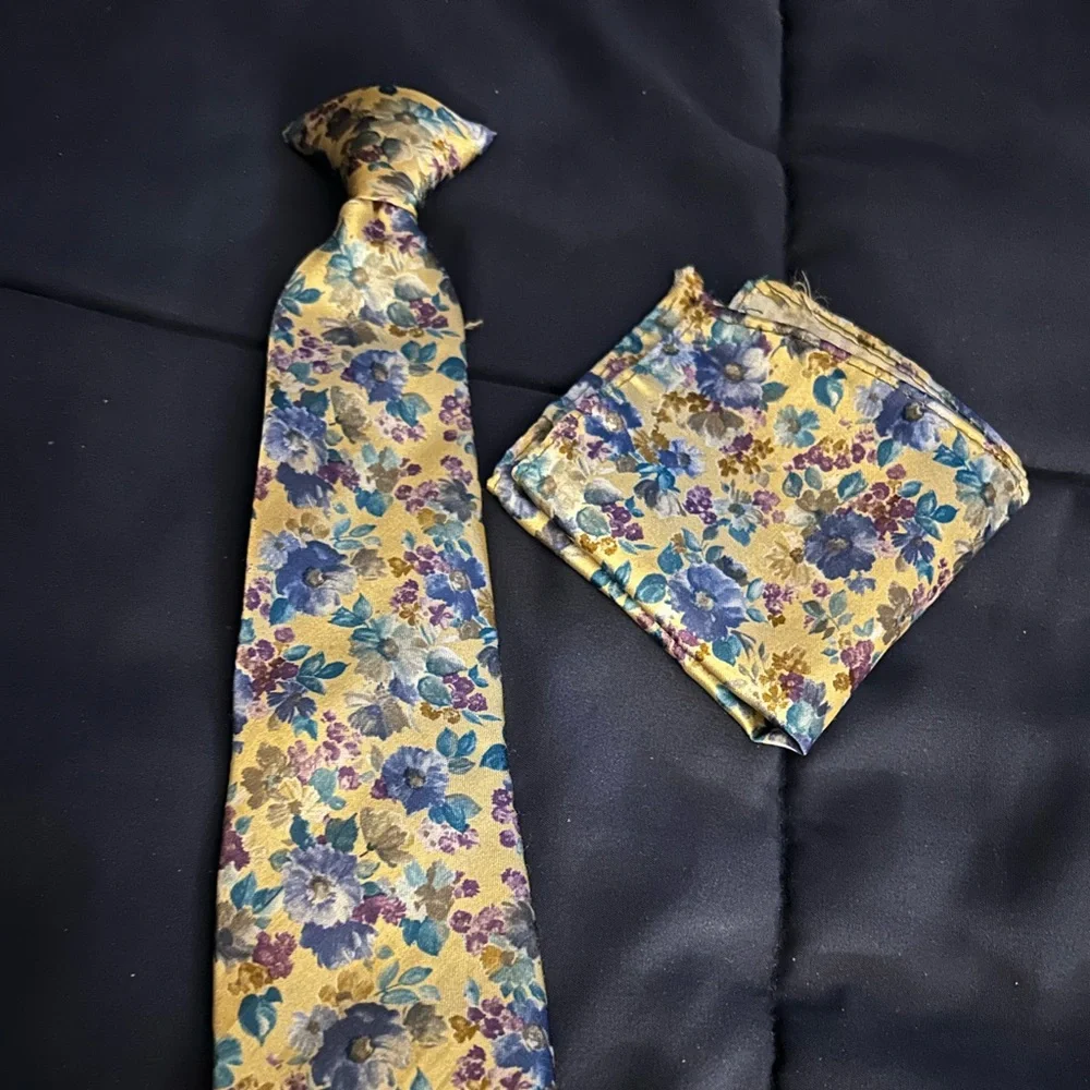 Van Heusen Toddler Boys tie and pocket square